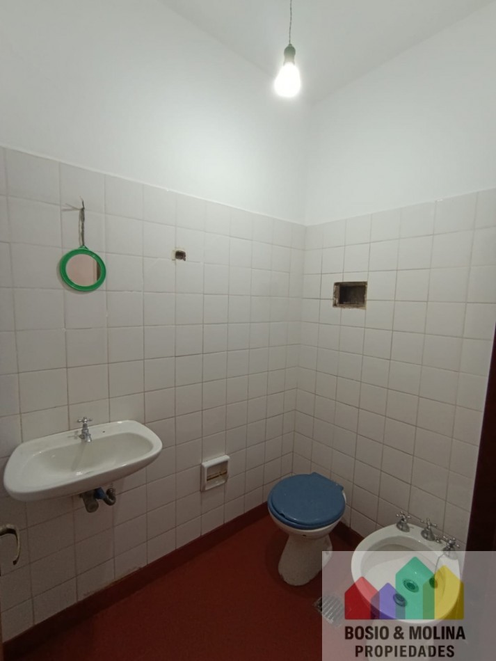 Amplia Oficina dos ambientes con baño privado ideal estudio juridico/contable, u oficina comercial. 
